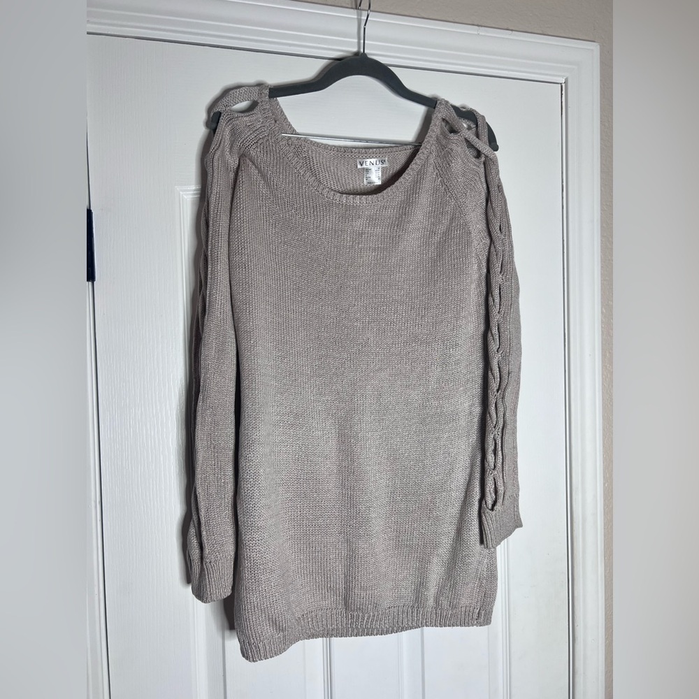 VENUS Scoop Neck Sweater - Soft Gray - Med
